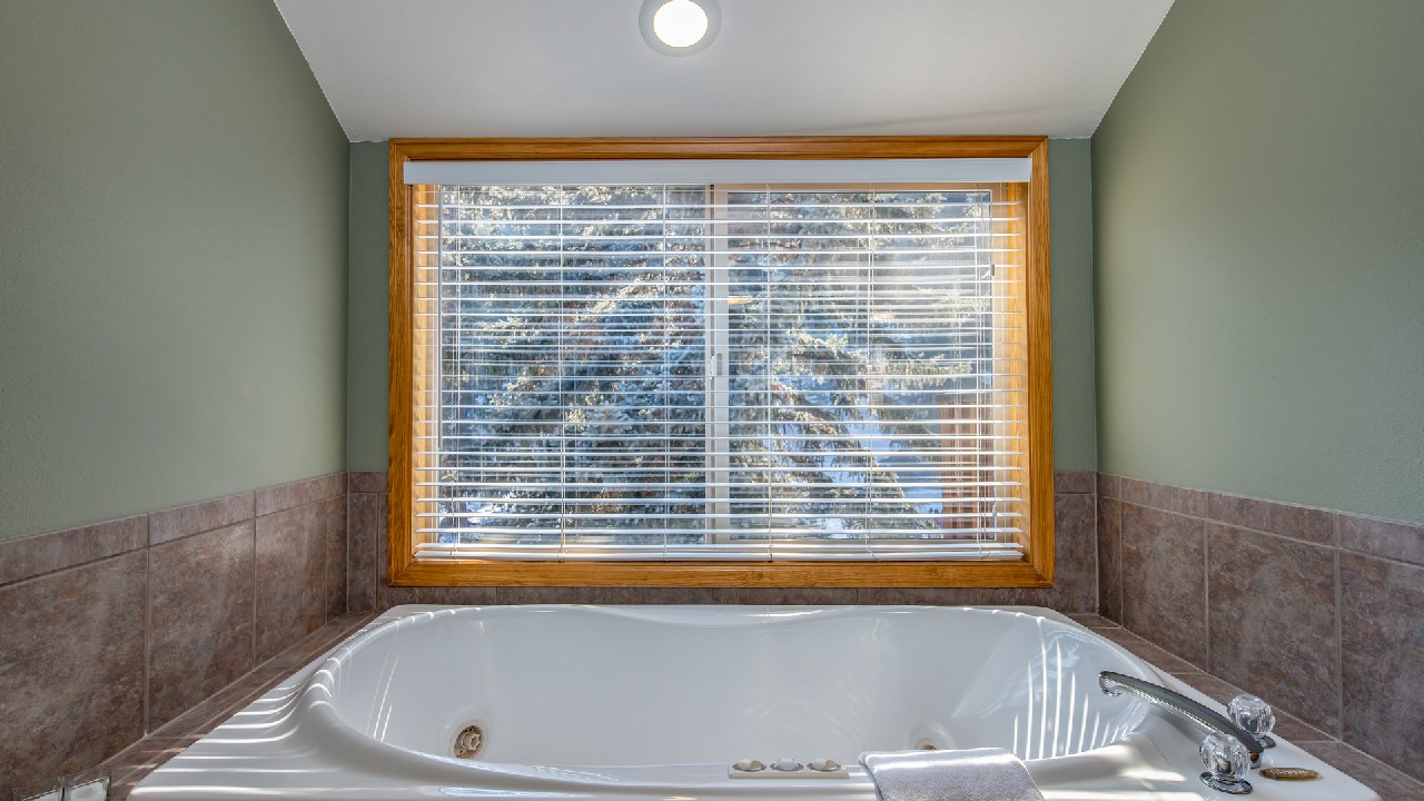 Jetted tub in a condo bathroom in Estes Park